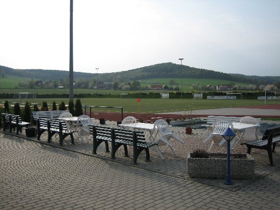 Blick auf Fuballplatz / im Hintergrund der Klbergerg